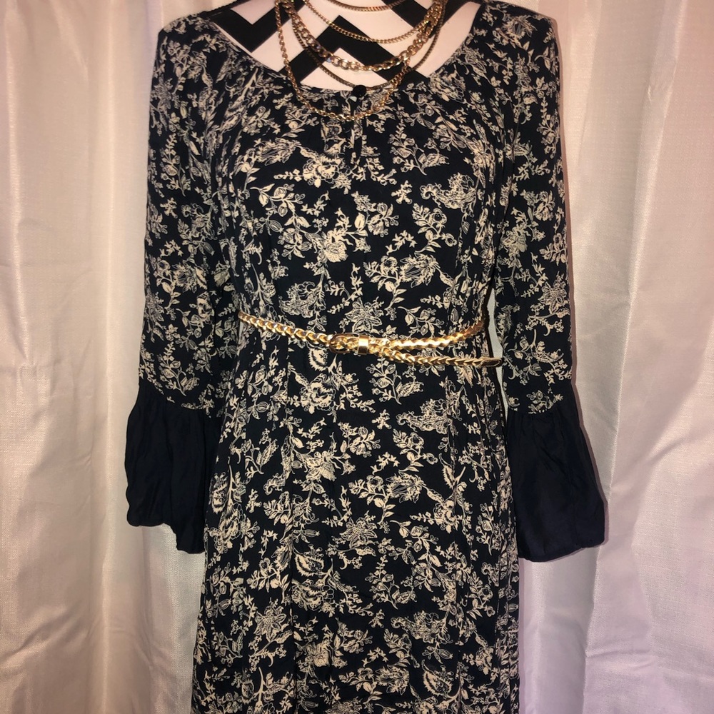 Flare sleeve above the knee dress